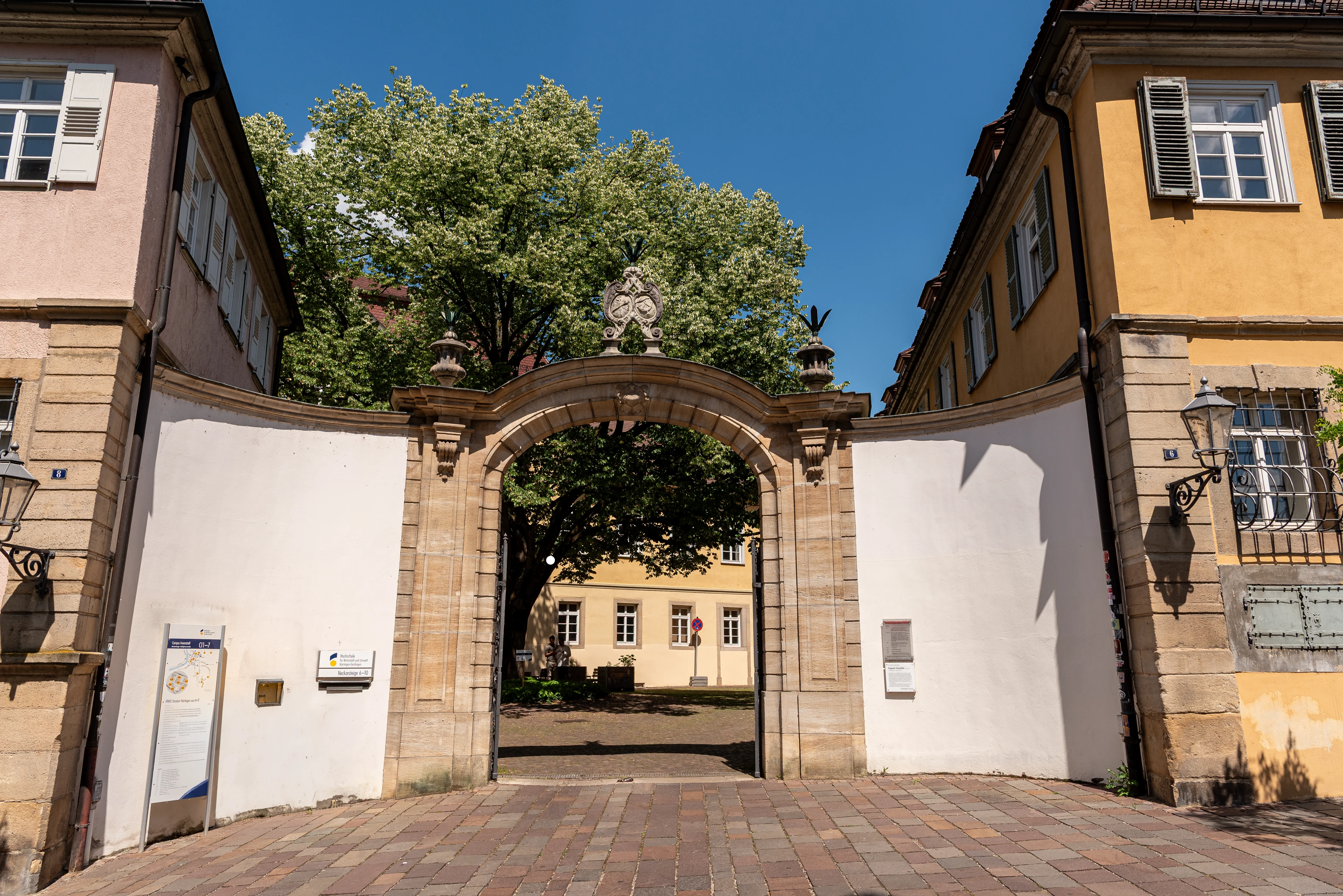 Eingang Spital / Wenn möglich Mülleimer entfernen